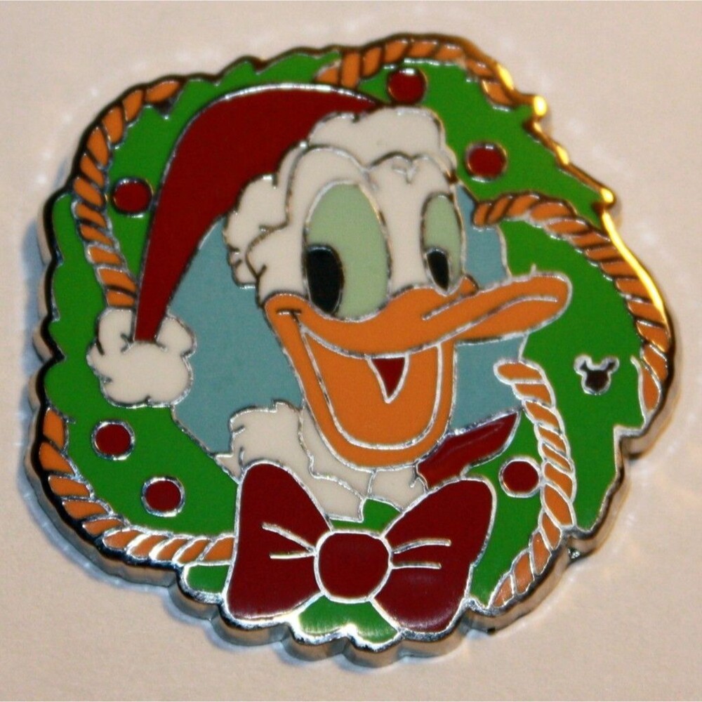 DLR - 2006 - Holiday Wreath Hotel Lanyard - Donald Duck